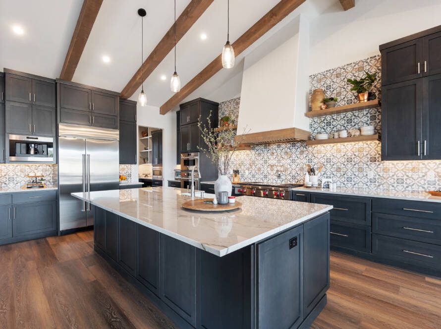 Classic white kitchen remodel Colleyville – timeless charm and quartz island
