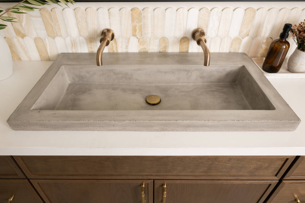 Modern Luxury -Southlake’s trusted luxury remodeling experts Cloe Crème ceramic accent wall in Dallas luxury bathroom